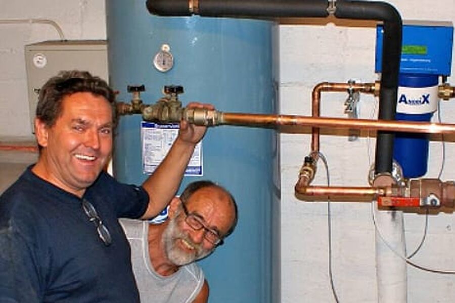 Kjell Henry Myhra fra TermoRens as (Til venstre foran) og Øystein Sæbø fra Entra Eiendom.