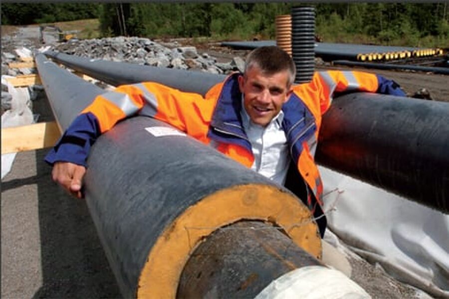 Naturforvalter Ole Jakob Hansen i Sandefjord kommune griper stolt rundt varmerørene på Fokserød næringspark. Foto: Vestfold Energiforum