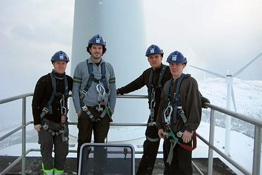 Besøk på Hundhammerfjellet vindkraftpark, februar 2009. Fra venstre: Amund Holberg, Eirik Øie, Magnus Møllersen og Stein Erik Haarseth. Foto: NTE (Nordtrøndelag Everk).
