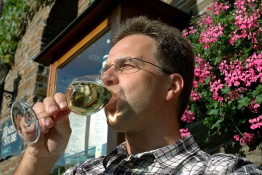 Hvitvin er populær sommerdrikk, og Vinmonopolet har nå en helt ny vin fra New Zealand, Riverstone Falls Sauvignon Blanc. Foto: Volker Skibbe/Dreamstime