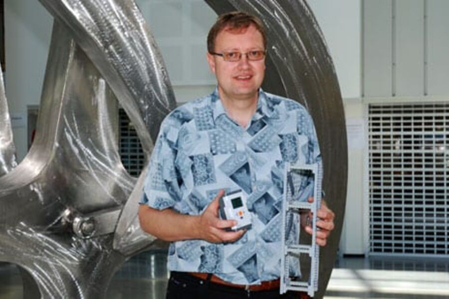 Legomannen Birger Brevik med noen av delene han og studentene har brukt for å studere automatikksystemer.  Boksen kan styre alt du vil, og du kan velge parametere som skal styres, opplyser Brevik. Alt styres av Lego programvare som er basert på standard industriprogramvare.