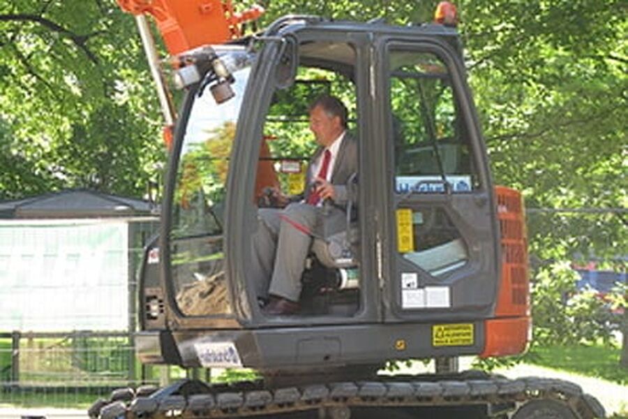 En minister på jobb: Statsråd Terje Riis-Johansen kan styre spakene, også i en gravemaskin. En erfaring han brakte med seg som maskinfører før hans tid i regjeringen. Foto: Energigjenvinningsetaten Oslo kommune