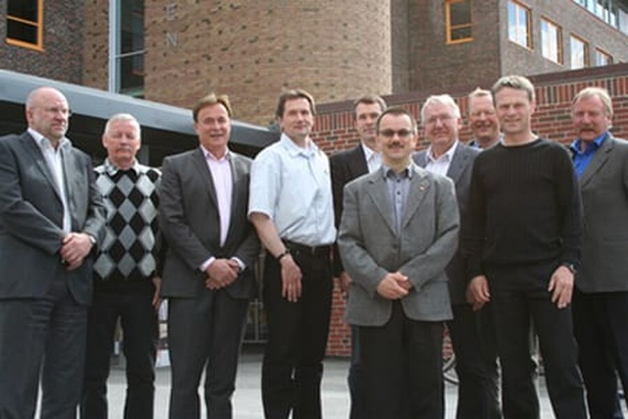 Eierne av Finnmark Kraft. Fra venstre: Tor Emaus, Alta Kraftlag; Per Kåre Langås, Nordkyn Kraftlag; Kjell Eliassen, Varanger Kraft (styreleder i Finnmark); Per Erik Ramstad, Alta Kraftlag (nestleder i styret i Finnmark Kraft); Idar Jensen, Repvåg Kraftlag; Oddbjørn Samuelsen, Repvåg Kraftlag; Sverre Pedersen, Luostejok Kraftlag; Hans M. Ellingsen, Hammerfest Energi; Erling Martinsen, Nord Troms Kraftlag og Søren Karlstrøm, FeFo. Foto: Finnmark Kraft