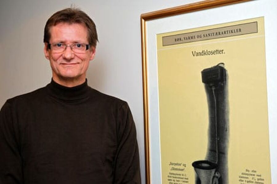 Bjørn Grimsrud med en nymotens oppfinnelse  en gang. Det er mye historikk på veggene hos NRL.