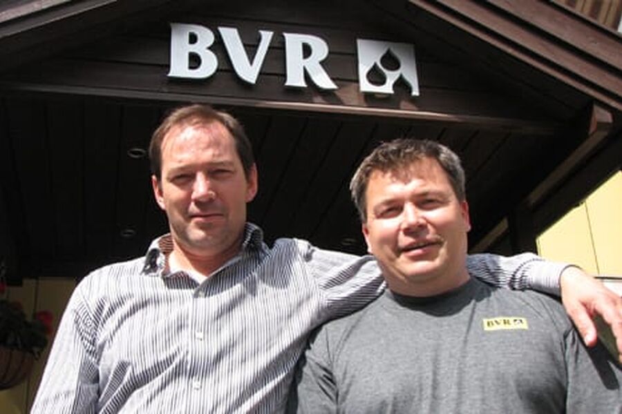 Helge Skogstad, daglig leder og styreformann Roger Taaje i Bærums Verk Rørleggerbedrifter skjønt enige: De ansatte skal ha stort ansvar  og ha det hyggelig. Foto: Pressebase.no