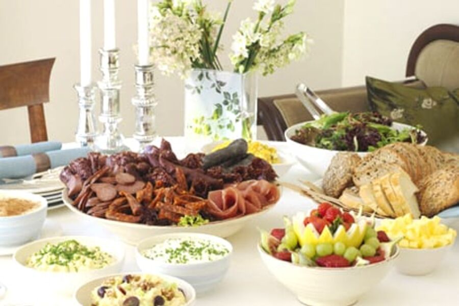 Et spekematbord passer til alle store anledninger som dåp, konfirmasjon, bursdager, eller rett og slett et hyggelig vennelag. Foto: Matprat.no