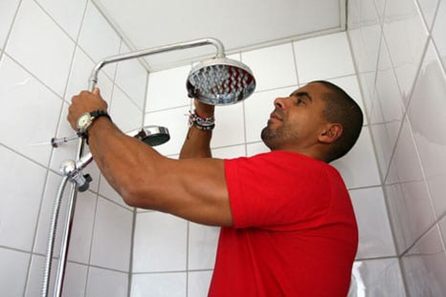 Vannet som kommer ut av norske dusjer er ofte skittent, og ikke sjelden inneholder det farlige bakterier. (Foto: Varme&Bad, Kaia Means)