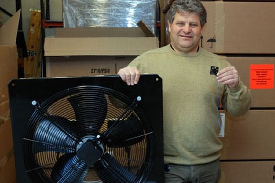 Gorm Benno med eksempel på en konvensjonell aksialvifte og en liten vifte for elektronikkjøling.