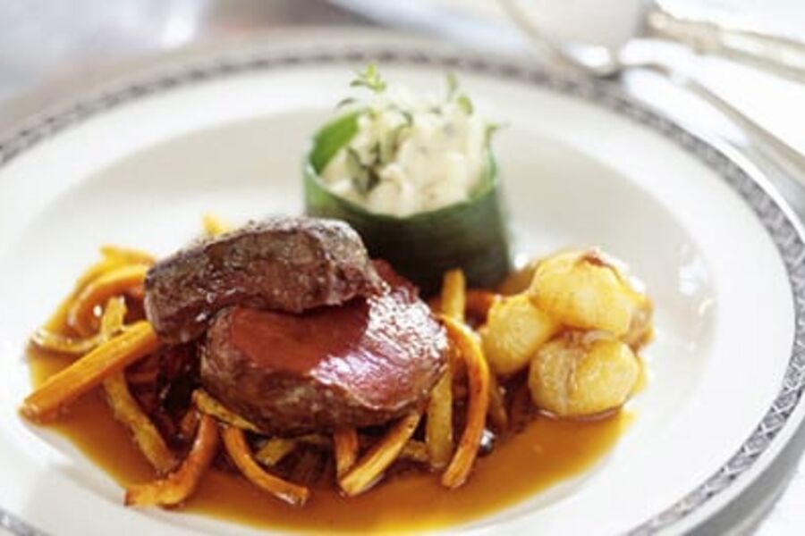 En nydelig reinsdyrmedaljong og Rioja Bordón Gran Reserva er en garantert suksess på festbordet, en reise i nytelse. Foto: Matprat.no