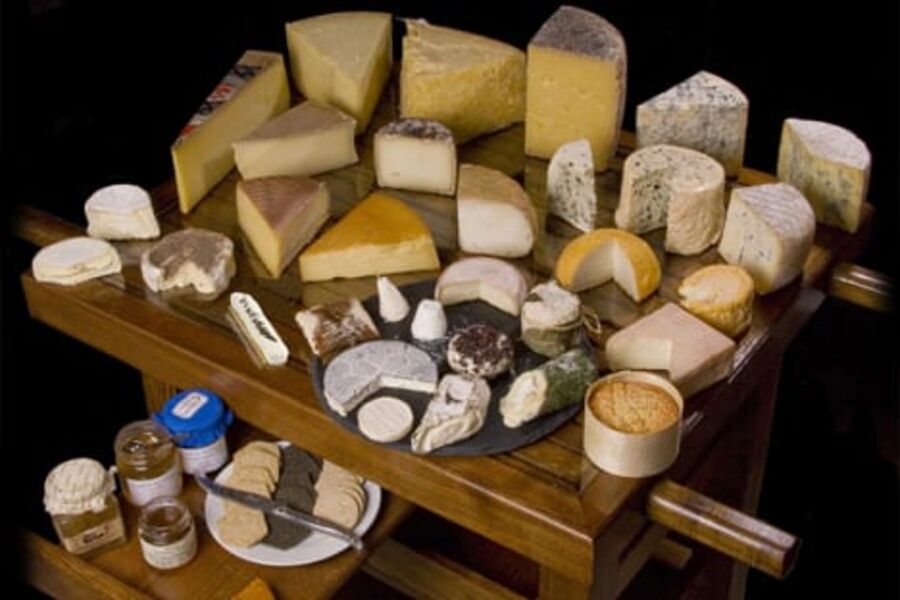 Ost og vin, et godt følge til en kosekveld på hjemmebane.