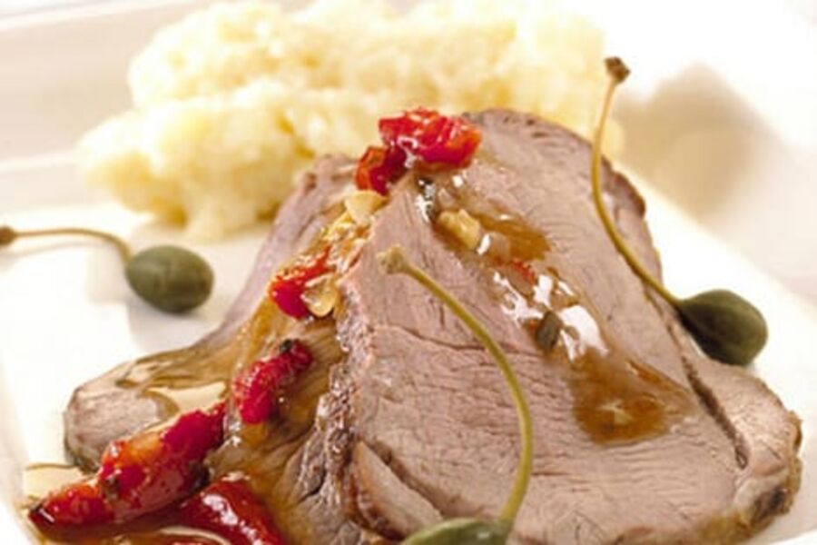 Lammestek og rødvin - godt følge på bordet i påsken.