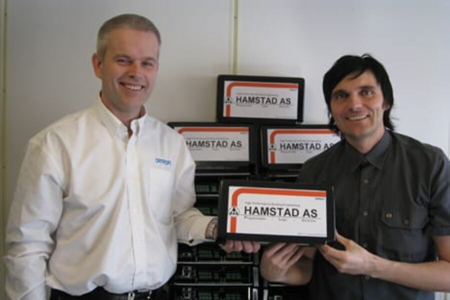 Ove Klungerbo, OMRON AS til venstre og Erling Hvidsten, Hamstad AS med et knippe nye PLS-er.