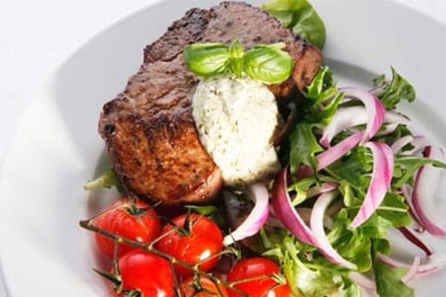 Til helgebiffen hører også en god vin.