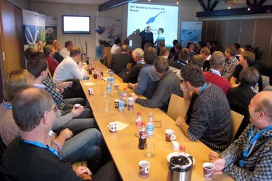 Det ble etter hvert trangt om plassen hos YIT i Arendal som nå har 94 ansatte og flyttet til demobygg.