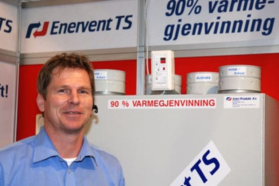 Salgssjef Helge Standeren byr på frisk luft med effektiv varmegjenvinning.