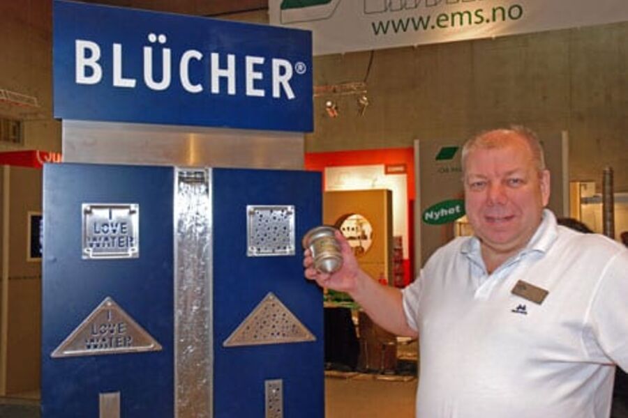 Svein-Rune Eriksen har snart vært 10 år i Blücher. Her viser han frem den nye brannsikrede vannlåsen.