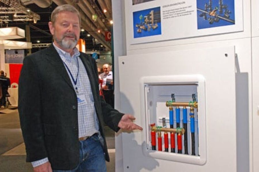 Per Arne Kindberg med Armaturjonssons nye fordelerskap for tappevann og varme, her montert for tappevann.