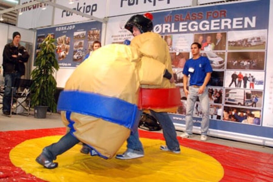 Rørkjøp hadde en artig aktivitet på standen under VVS-dagene. Her har vi to aktører i en ivrig liten kamp.