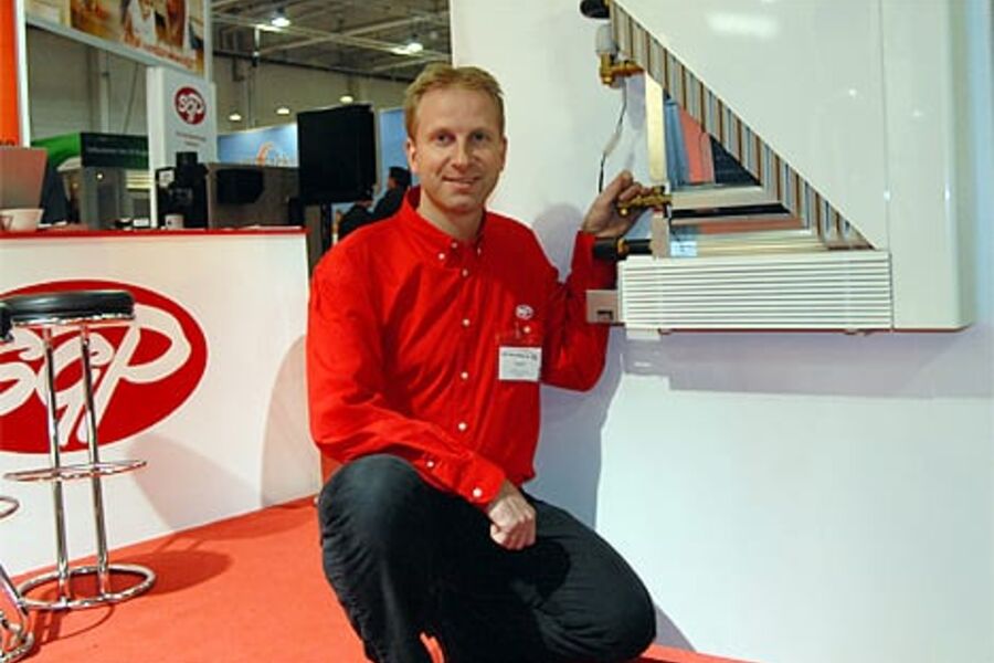 - Dette er vår nye slanke model viftekonvektor, sier daglig leder i SGP Varmeteknikk Jo Helge Gilje. Foto: Per Henriksen