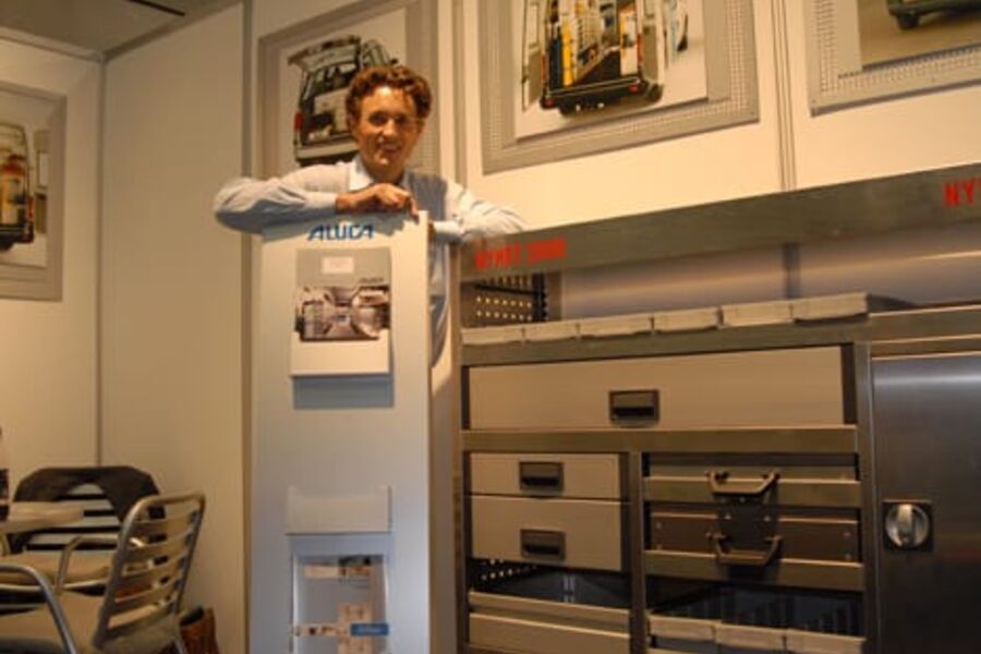 Henrik Oulie-Hansen i Aluca Bilinnredning satser på aluminium og sparer montørbilene for mange kilo. Foto: Per Henriksen