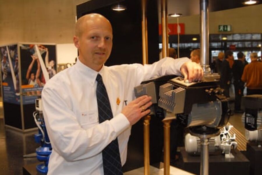 Nyhet fra ITT: Erik Steenberg Jonassen viser frekvensstyrte og energisparende pumper som selskapet har stor fokus på under VVS-dagene. Foto: Per Henriksen