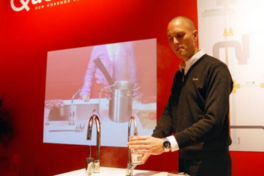 Frode Helgeland Andersen koker vann i krana.