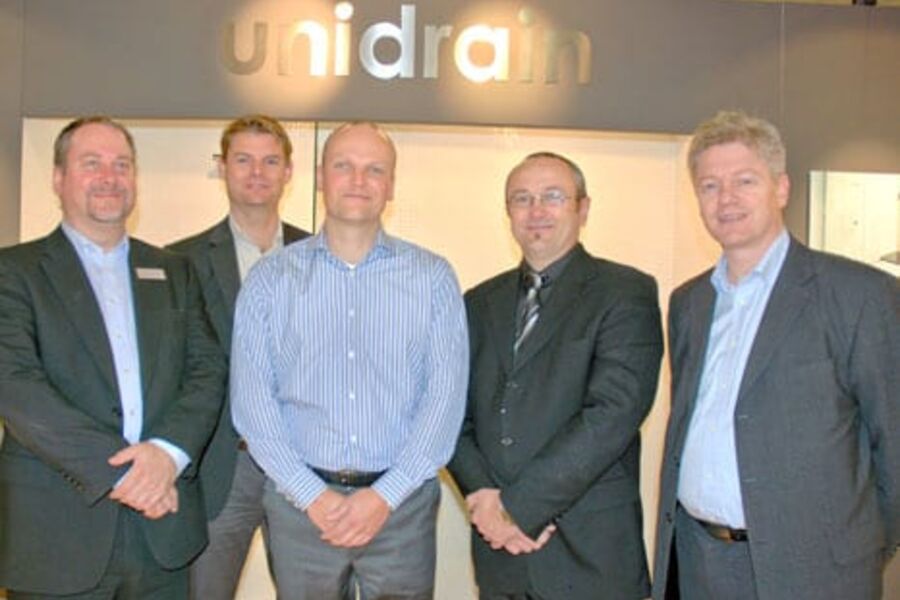 Avtalen ble gjort under åpningsdagene på VVS Dagene. Fra venstre, Unidrains salgs- og markedsdirektør Peter L. Clausen, Shelbys Leder Kjell Østebrød, Frode Shelby, Unidrains marketingsjef Christian Jaspers og Martin Wall, nordisk salgssjef. (Foto: Jan Kalvik)