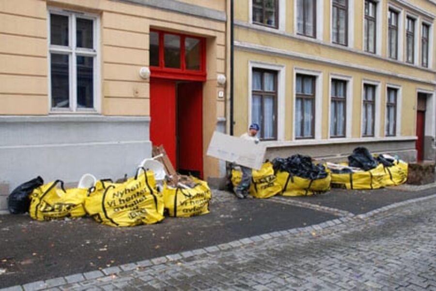 I Eiriks gate i Oslo holder Bademiljø-Experten på med renovering av 13 bad. Utenfor står sekkene fra Isekk på rekke og rad med kildesortert avfall.