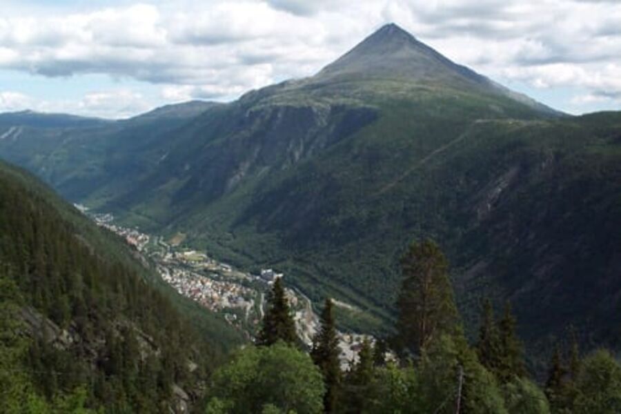 Energikommunen Rjukan og hele Telemark fylkeskommune innfører sentral driftskontroll ved 20 skoler og sparer store beløp.