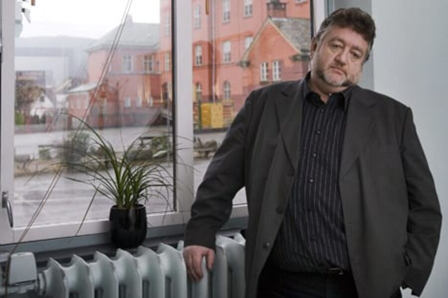 Rektor Atle Fasteland ved Ny Krohnborg skole i Bergen - Tørker gjerne støv, men oppgitt over manglende investering i skikkelig inneklima ved skolen. Foto Bjørn Erik Larsen/BT