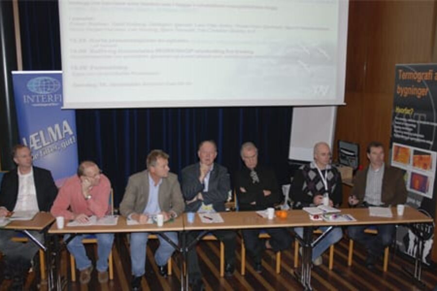 Paneldebattdeltagerne, (fra venstre på bildet), Esben Madsen fra Avantor, Knut Myhre, hovedverneombud for Osloskolene, Trond Torgeir Harsem fra Norconsult, Professor Oddbjørn Sjøvold fra HiO, Sigurd Hoelsbrekken fra Statens Bygningstekniske etat, Frode Olav Gjerstad fra Enova og Lak Norang fra Selvaag
