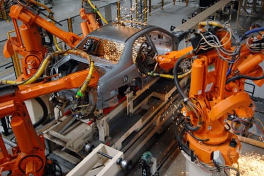 ABBs sveiseroboter øker effektiviteten og gir strømlinjeformet automasjon i mange bransjer, som her på en bilfabrikk i Nanjing, Kina.   Foto: Peter Tubaas/ABB.