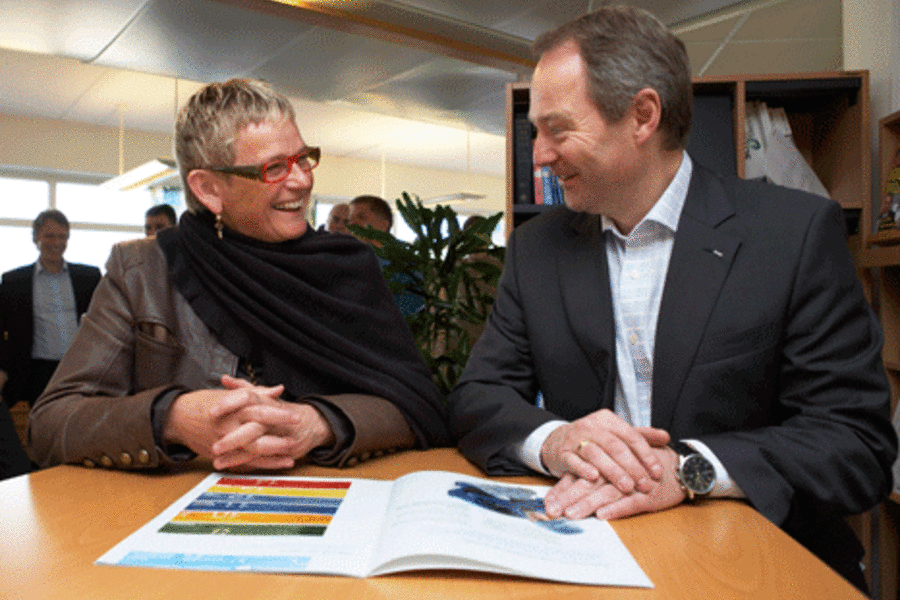 Adm.dir Eli Arnstad, Enova og Adm. direktør Arne Malonæs, YIT Building Systems AS er godt fornøyd med prosjektstøtteavtalen mellom partene.