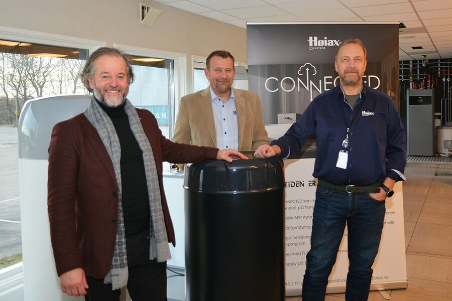 Denne uken skal Høiax Connected endelig rulles ut på markedet, og køen av bestillinger er allerede lang. - En stor del av energiforbruket i hjemmet går til å varme vann. Med Høiax Connected kan forbrukeren bruke mindre energi og spre strømforbruket - og dermed spare penger, sier selskapets kommersielle direktør Hans Wernersen ( i midten ), administrerende direktør Thomas Buskoven ( til venstre) og teknisk sjef Reidar Olsen. 