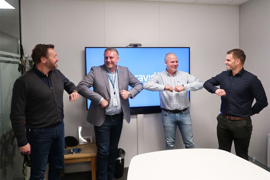 Bildetekst fra venstre: Erik Johnsen, styreformann i Langhus Rør; Øyvind Hagen, divisjonsdirektør for divisjon Østlandet i Bravida Norge; Steinar Lunde, eier og daglig leder i Langhus Rør; og Thomas Kristoffersen, regiondirektør for region Innlandet i Bravida Norge. Foto: Bravida Norge.