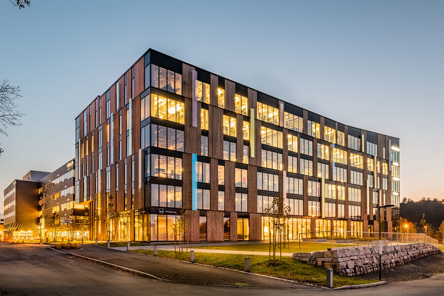 Sluppenvegen 19, eller Lysgården som det heter på Sluppen. Bygget er et av europas mest moderne kontorbygg proppfullt av «proptech» blant annet både levert og forvaltet av Kjeldsberg Eiendomsforvaltning AS.