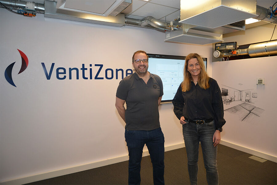 Ventiståls prosjektleder Lasse Stavdal og markedssjef Nina Selboskar gleder seg til å presentere VentiZone i markedet. - Produktet gjør hverdagen enklere for både installatør, innregulerer og bruker, og gjør bygget mer bærekraftig, sier de til VVSforum.