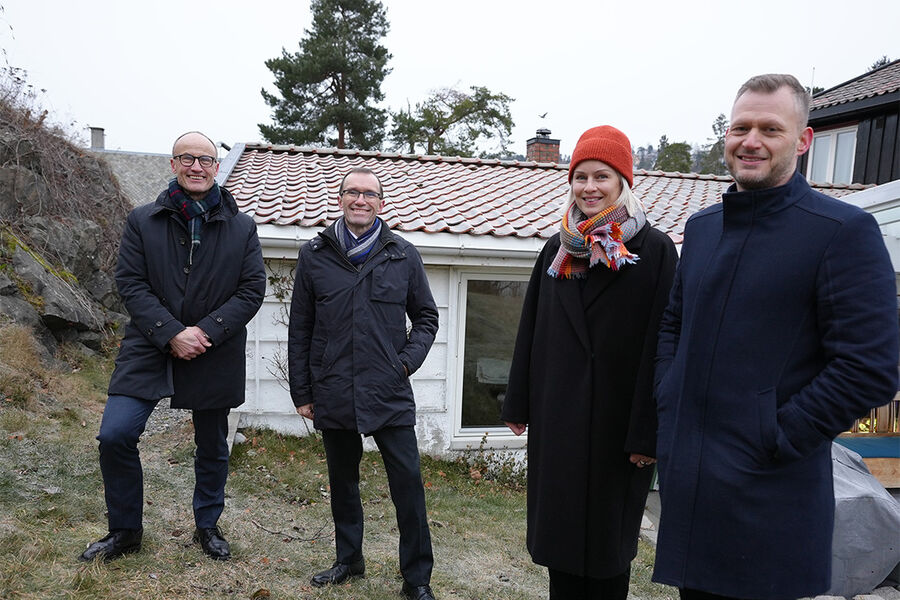 Enova legger fram nye klima- og energitiltak for privatpersoner. Enovasjef Nils Kristian Nakstad og klima- og miljøminister Espen Barth Eide forteller om tiltakene til ekteparet Ingrid Indset og Joachim Hirsch i Oslo. (Foto: Enova)