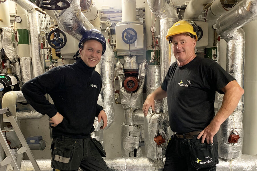 På bildet ser vi to av rørleggerne som er engasjert i rehabiliteringen av Kongens gate 87 i Trondheim, fra venstre Henrik Øye Valset og Karl Grøen.