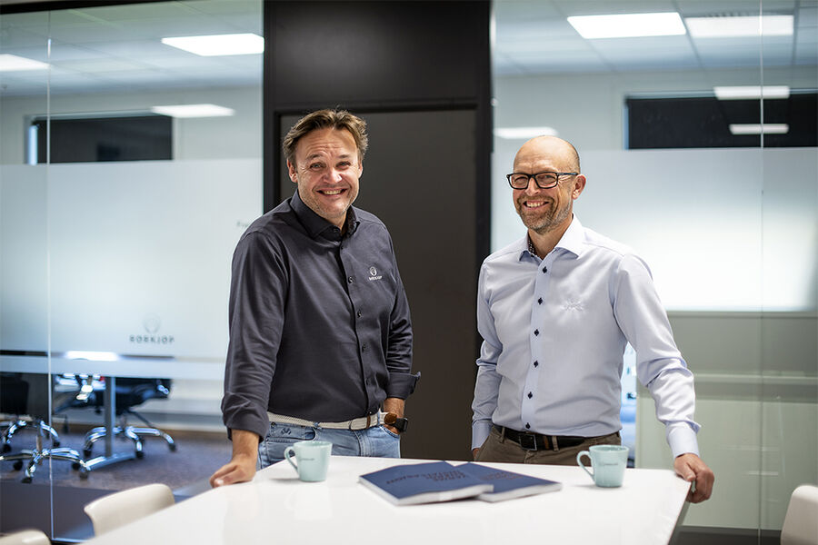 To fornøyde karer i Frank Olsen og Jes L. Jessen,  Rørkjøp.