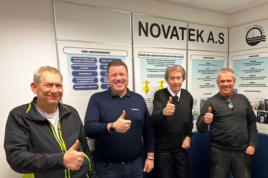 På bildet ser vi fra venstre: Per Erik Halkinrud (styreformann Novatek), Thorn Fredrik Hemsen (daglig leder AJ), Dag Nordbye (daglig leder Novatek), Håkan Spång