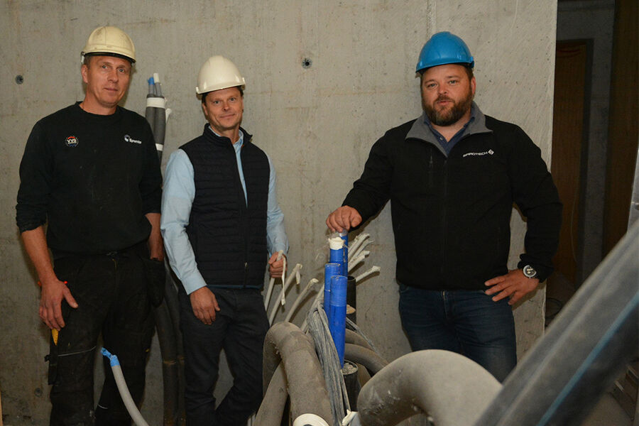 Rørservice Nesbyen opplever svært travle tider, både innen hytte- og prosjektmarkedet. Rørlegger Waldemar Bartlomiej Pawiki (t.v) og Tor Olav Gaptjern, avdelingsleder i Flå, er ikke i tvil om at den lokale tilstedeværelsen bidrar til den store pågangen i hyttekommunen. I et prosjekt på Høgevarde samarbeider de tett med Armaturjonsson AS, her representert ved Marius Ellefsen (t.h).