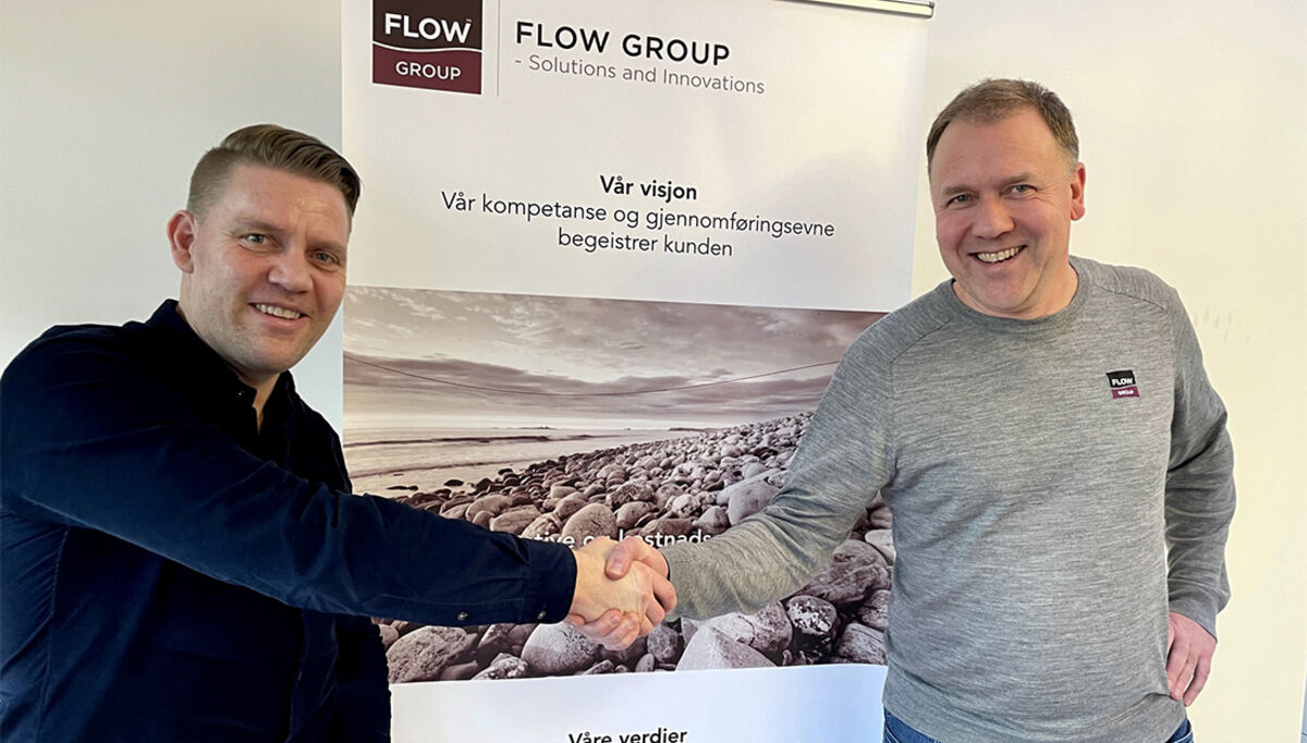 Børge Neverlien Johansen (til venstre) blir ønsket velkommen til FLOW Group av Mads Meisingset.