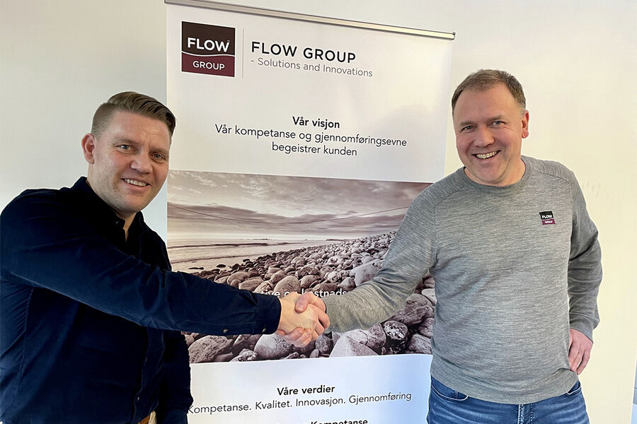 Børge Neverlien Johansen (til venstre) blir ønsket velkommen til FLOW Group av Mads Meisingset.