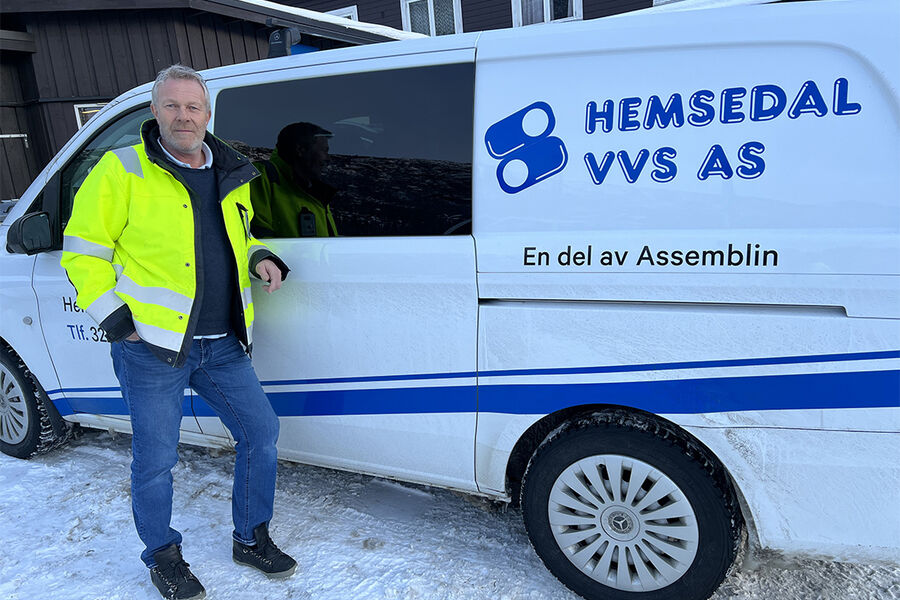 Hemsedal VVS utfører entreprenør- og servicetjenester innenfor fagene vann, varme og energi, og er involvert i en rekke hytteutbygginger og leilighetsprosjekter i regionen. Daglig leder Håkon Albjerk har alltid vært opptatt av å levere høy kvalitet og lekkasjesikre installasjoner, men kan ikke se poenget med påbudet om vannstoppventiler «overalt». - For oss skaper det bare masse irritasjon ved at hytteeieren mister vannet unødvendig. Jeg får gjerne 2-3 slike henvendelser i helgene, sier han til VVSforum. 