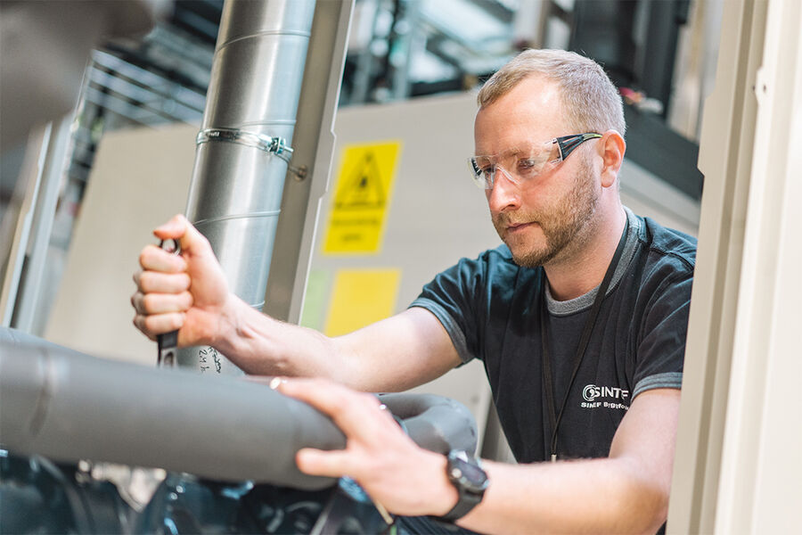 Anleggene som MKK utvikler opererer under ekstreme forhold og er bygd for omgivelsestemperaturer opptil 90 grader – i smelteverksindustrien, for eksempel. Foto: Sintef