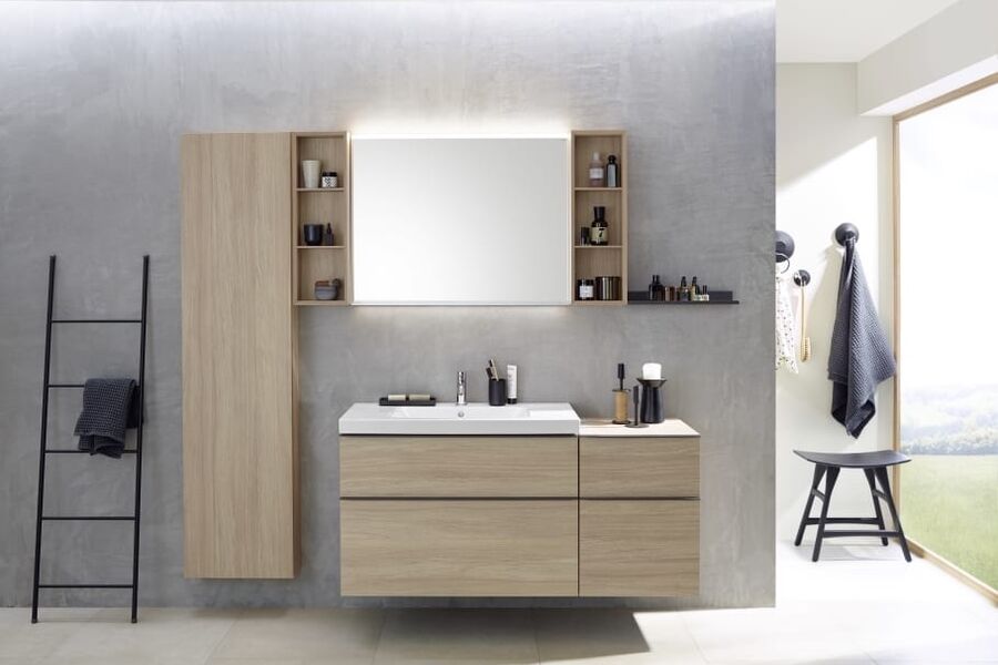 Baderomsserien iCon kommer i minimalistisk design. Eik skaper en hjemmekoselig atmosfære for alle baderomsmøblene i samtlige rom. Photo: Geberit