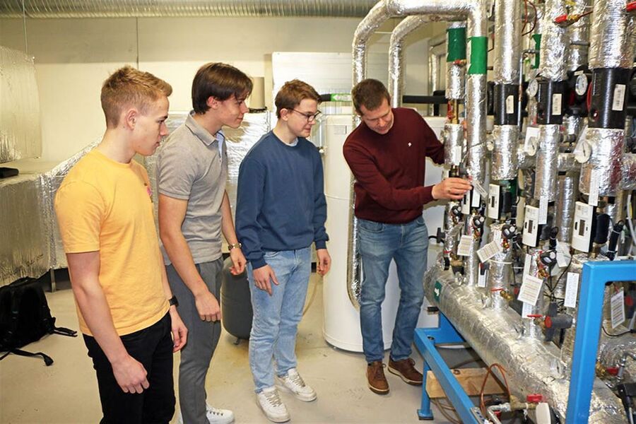 STORT BEHOV FOR KULDEMONTØRAR: Elevar på Slåtthaug vgs., Johannes Fiskerstrand (f.v.), Christoffer Zeil og Sondre Sedal får innføring i den nye utdanninga til kuldemontørar av kontaktlærar Bjørn Frostad Solberg. Foto: Bjarte Brask Eriksen