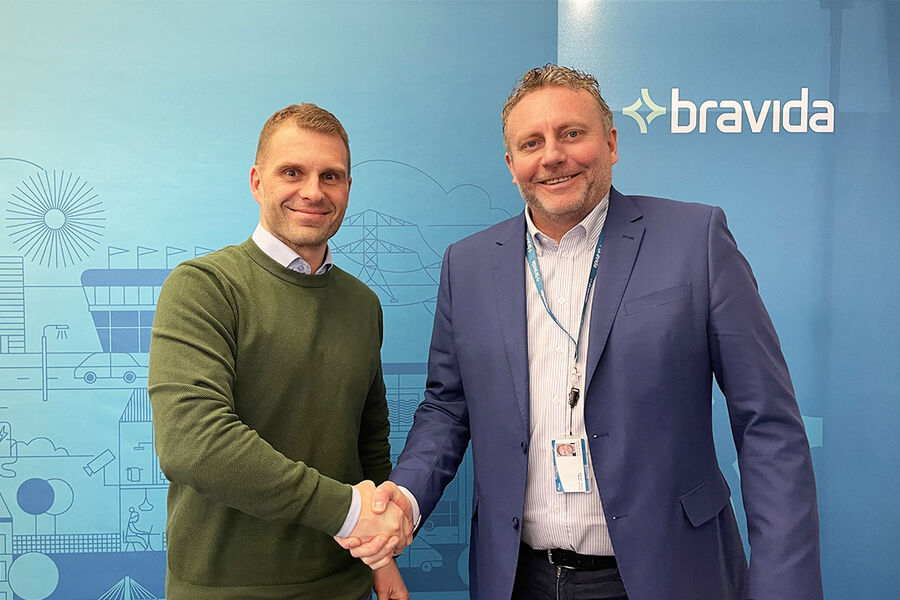 Thomas Kristoffersen blir her gratulert av Øyvind Hagen , divisjonsdirektør for Divisjon Østlandet i Bravida Norge. 