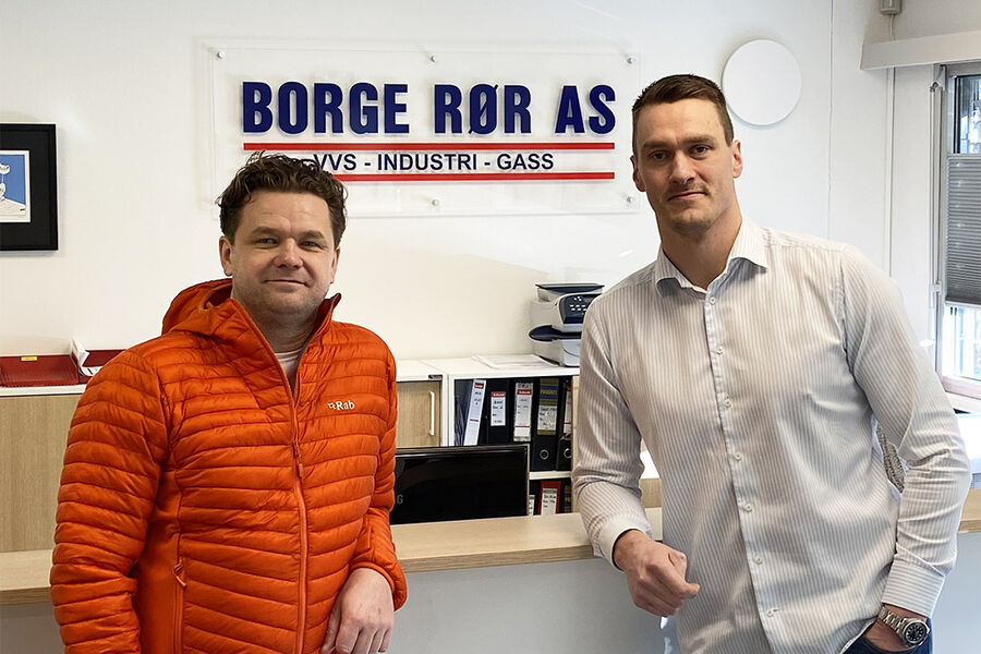 Daglig leder Sindre Pedersen i Borge Rør (t.h), ønsker Thomas Andersen velkommen til stillingen som prosjektutvikler i Borge Rør. - Nå får vi en ny og  meget kvalifisert medarbeider inn sammen med alle våre dyktige ansatte, sier Sindre Pedersen. 